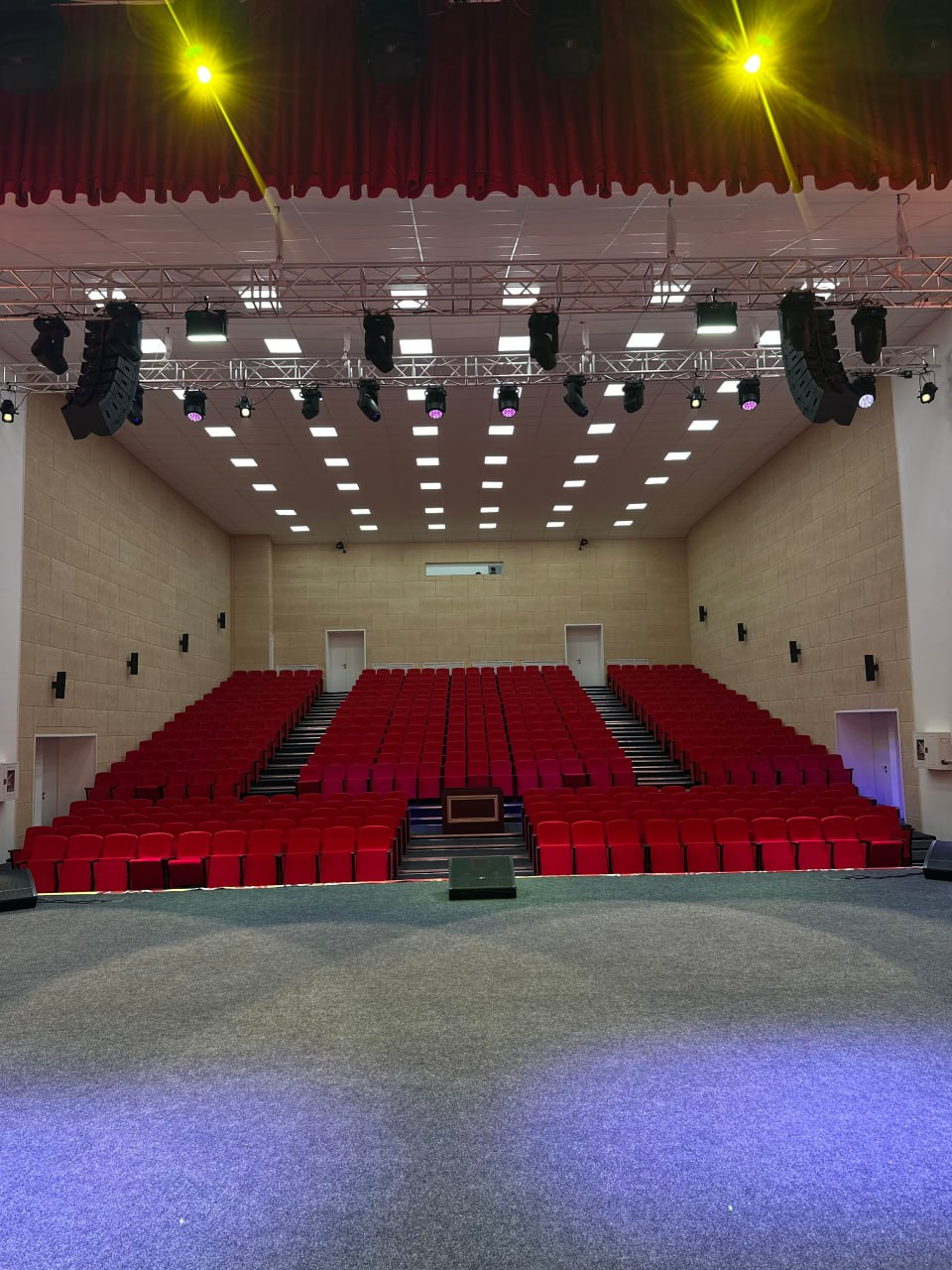 Оснащение концертного зала звуком, светом и LED-экраном - дом Культуры